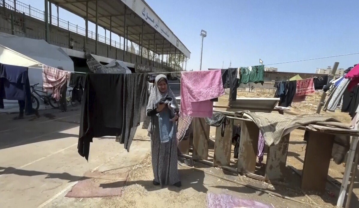 Estádio de futebol de Gaza é agora um abrigo para milhares de palestinos deslocados